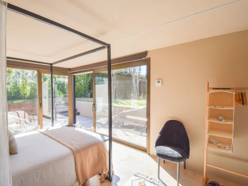 Welcome to luxury living in the prestigious La Capellania, in Marbella Hill Club! This exquisite villa offers sophistication and tranquility, boasting 5 bedrooms and 4 bathrooms across its meticulously designed interiors. The spacious layout provides an a