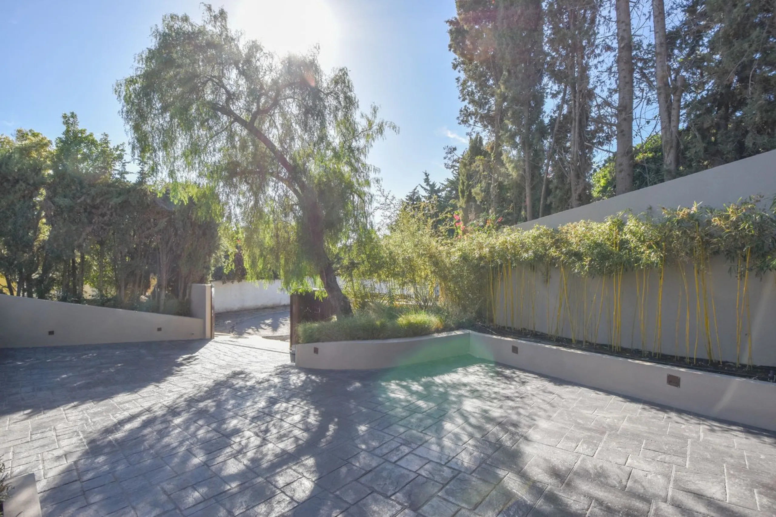 Welcome to luxury living in the prestigious La Capellania, in Marbella Hill Club! This exquisite villa offers sophistication and tranquility, boasting 5 bedrooms and 4 bathrooms across its meticulously designed interiors. The spacious layout provides an a