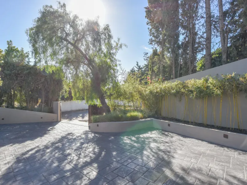 Welcome to luxury living in the prestigious La Capellania, in Marbella Hill Club! This exquisite villa offers sophistication and tranquility, boasting 5 bedrooms and 4 bathrooms across its meticulously designed interiors. The spacious layout provides an a