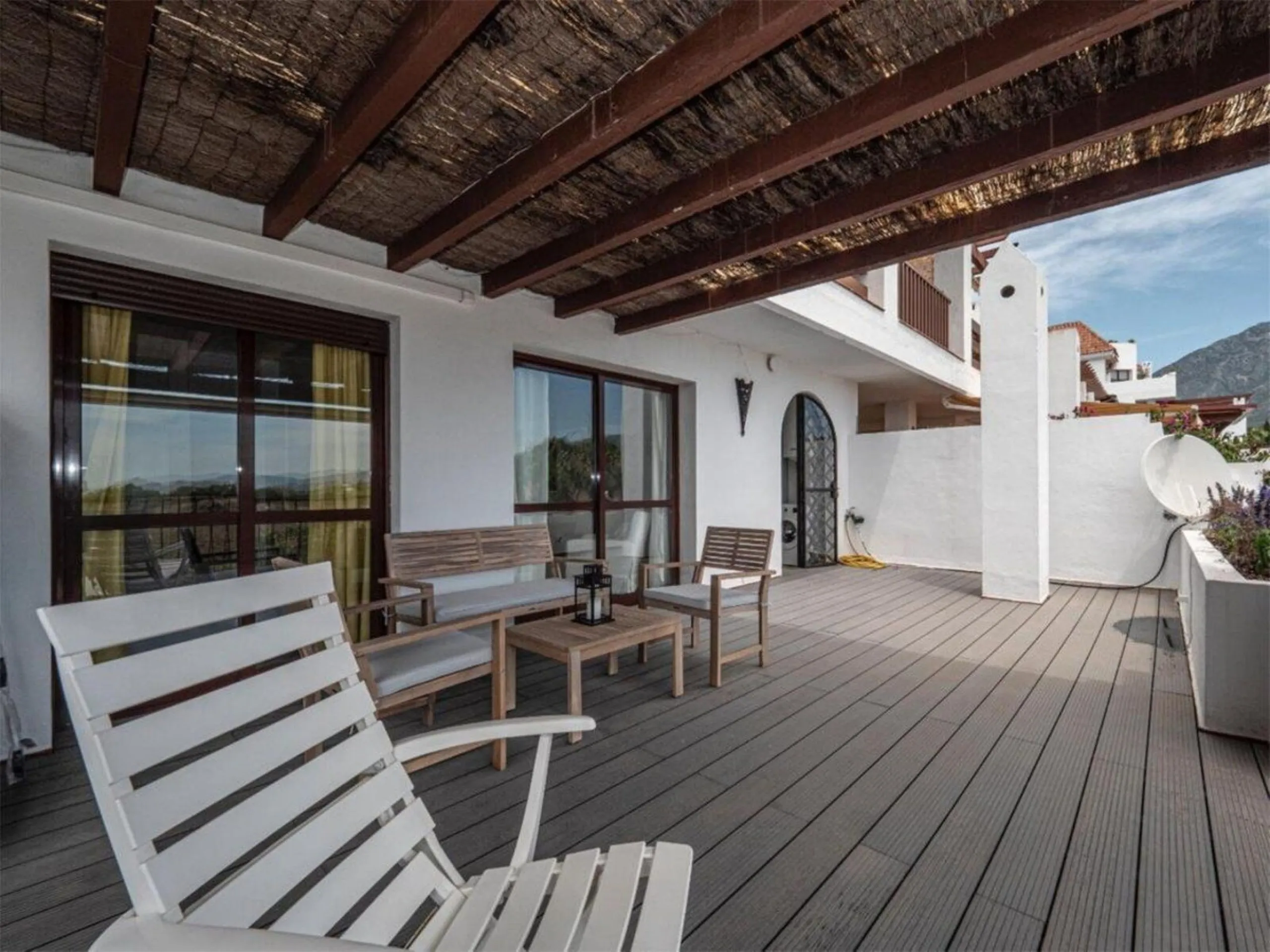 This attractive apartment is located in the prestigious Lomas de Marbella Club area, in a very quiet and well-connected residential setting, just a few minutes from the center of Marbella and all essential amenities.