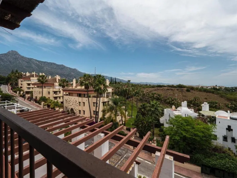 This attractive apartment is located in the prestigious Lomas de Marbella Club area, in a very quiet and well-connected residential setting, just a few minutes from the center of Marbella and all essential amenities.