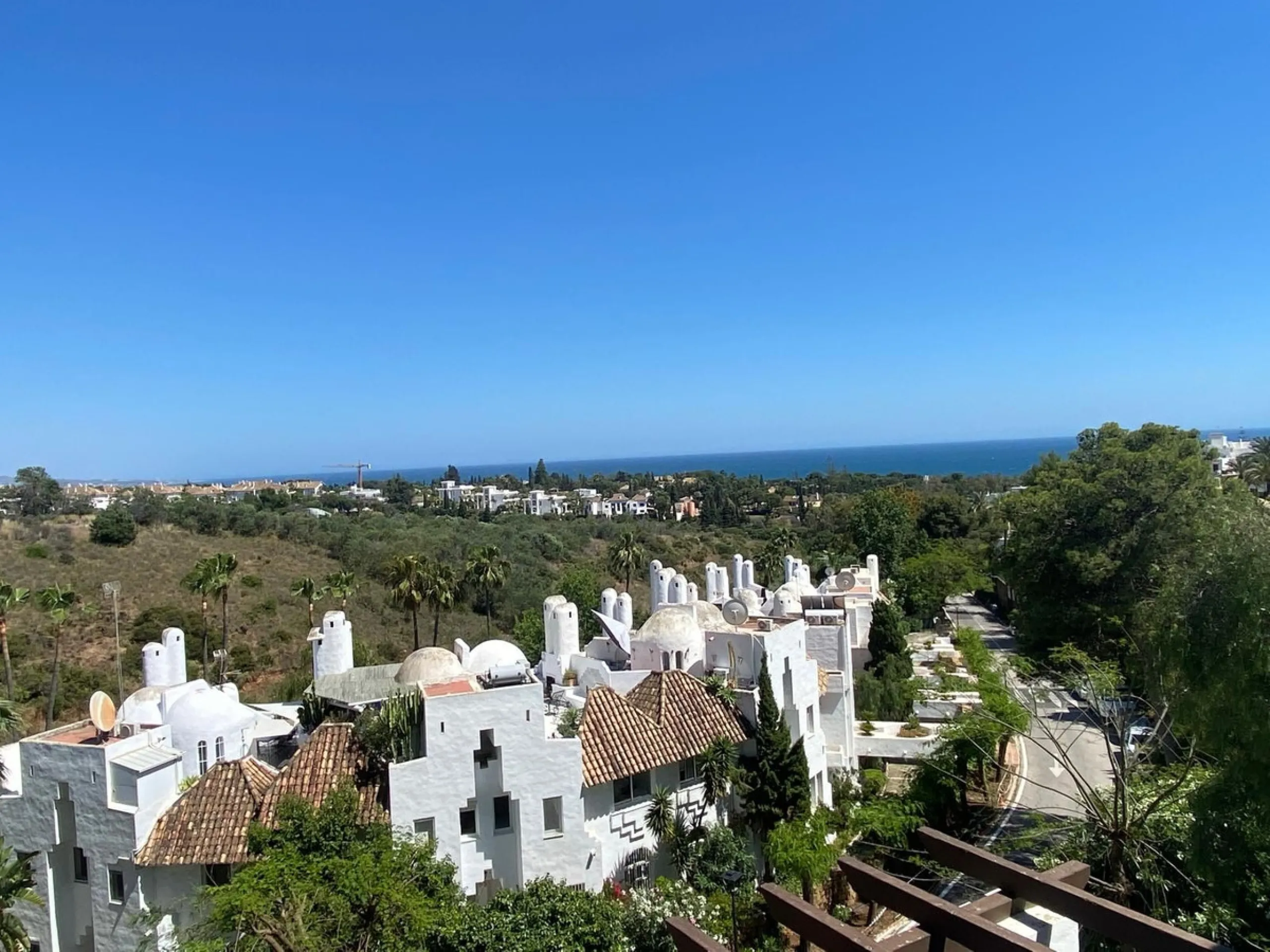 This attractive apartment is located in the prestigious Lomas de Marbella Club area, in a very quiet and well-connected residential setting, just a few minutes from the center of Marbella and all essential amenities.