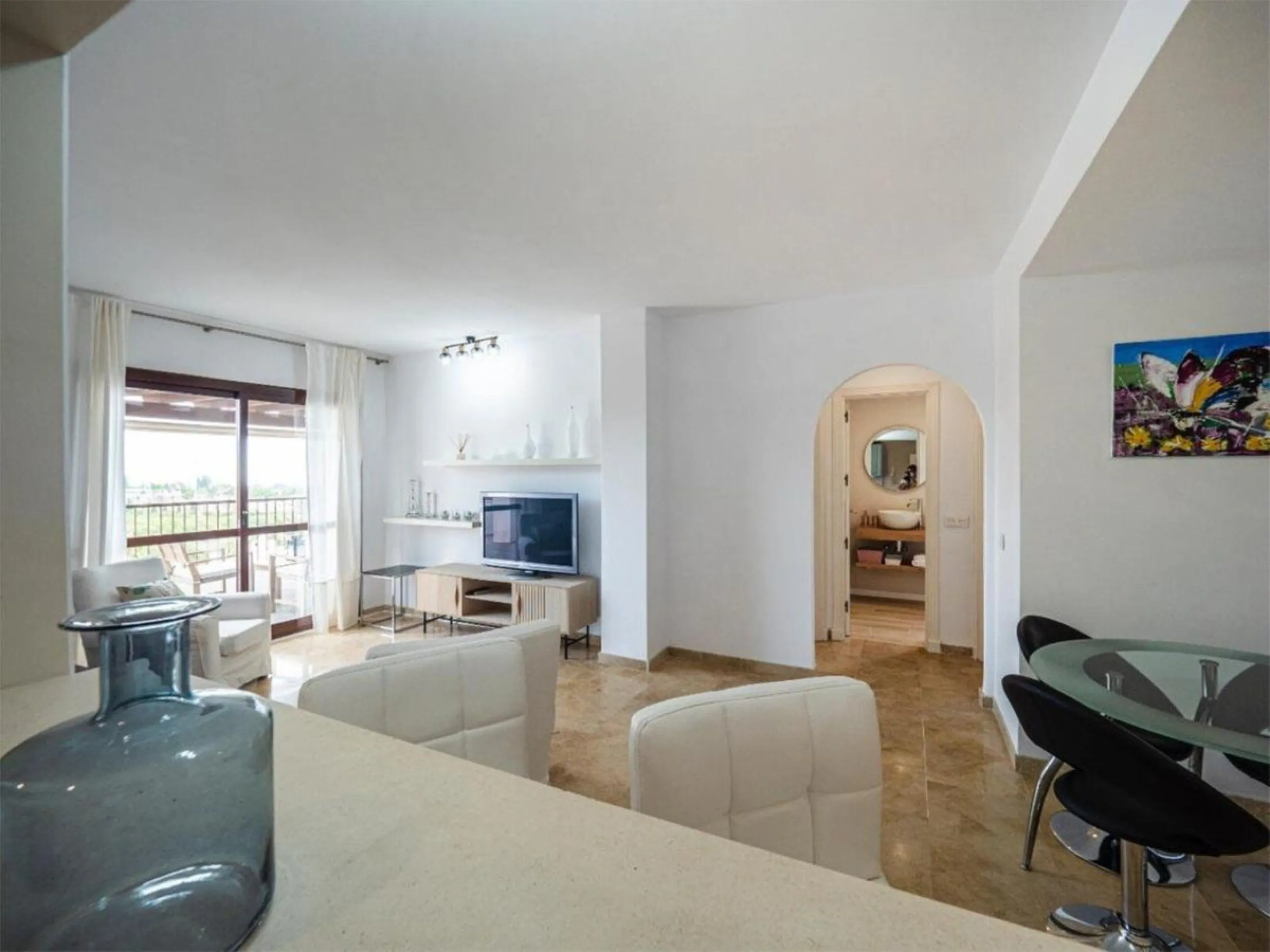This attractive apartment is located in the prestigious Lomas de Marbella Club area, in a very quiet and well-connected residential setting, just a few minutes from the center of Marbella and all essential amenities.