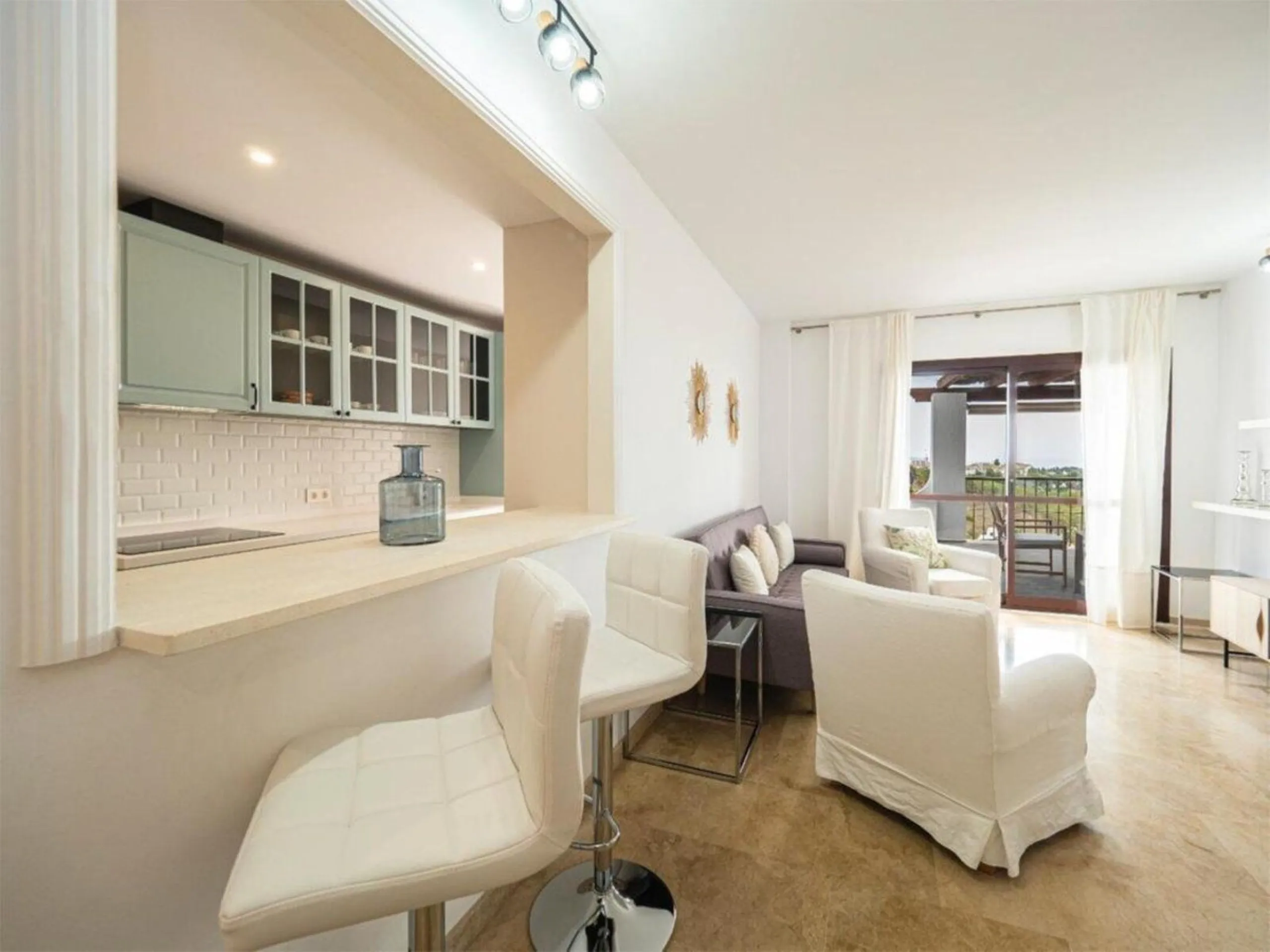 This attractive apartment is located in the prestigious Lomas de Marbella Club area, in a very quiet and well-connected residential setting, just a few minutes from the center of Marbella and all essential amenities.