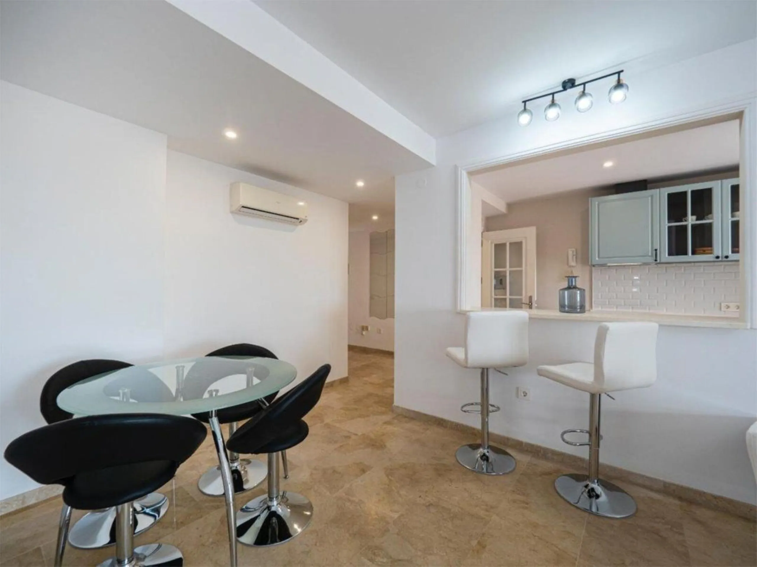This attractive apartment is located in the prestigious Lomas de Marbella Club area, in a very quiet and well-connected residential setting, just a few minutes from the center of Marbella and all essential amenities.
