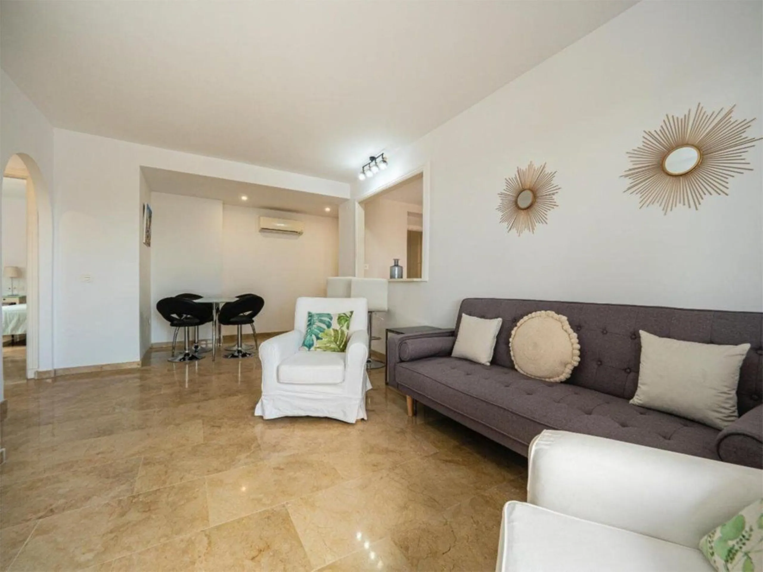 This attractive apartment is located in the prestigious Lomas de Marbella Club area, in a very quiet and well-connected residential setting, just a few minutes from the center of Marbella and all essential amenities.