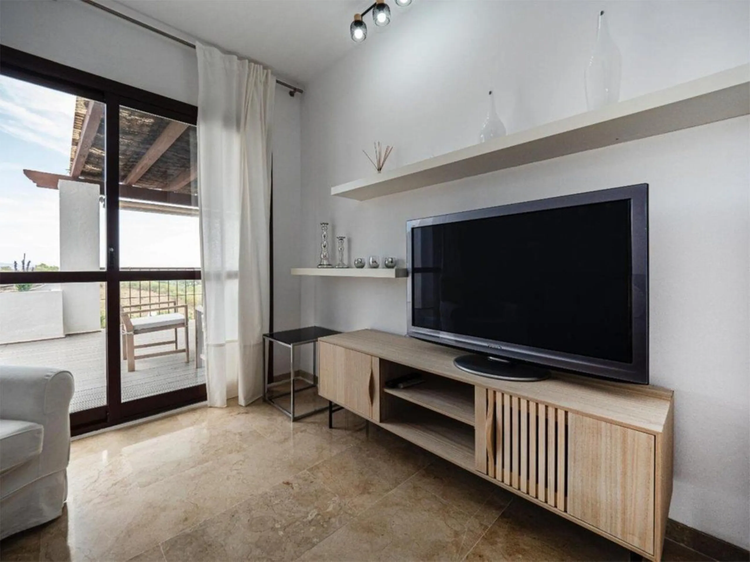 This attractive apartment is located in the prestigious Lomas de Marbella Club area, in a very quiet and well-connected residential setting, just a few minutes from the center of Marbella and all essential amenities.