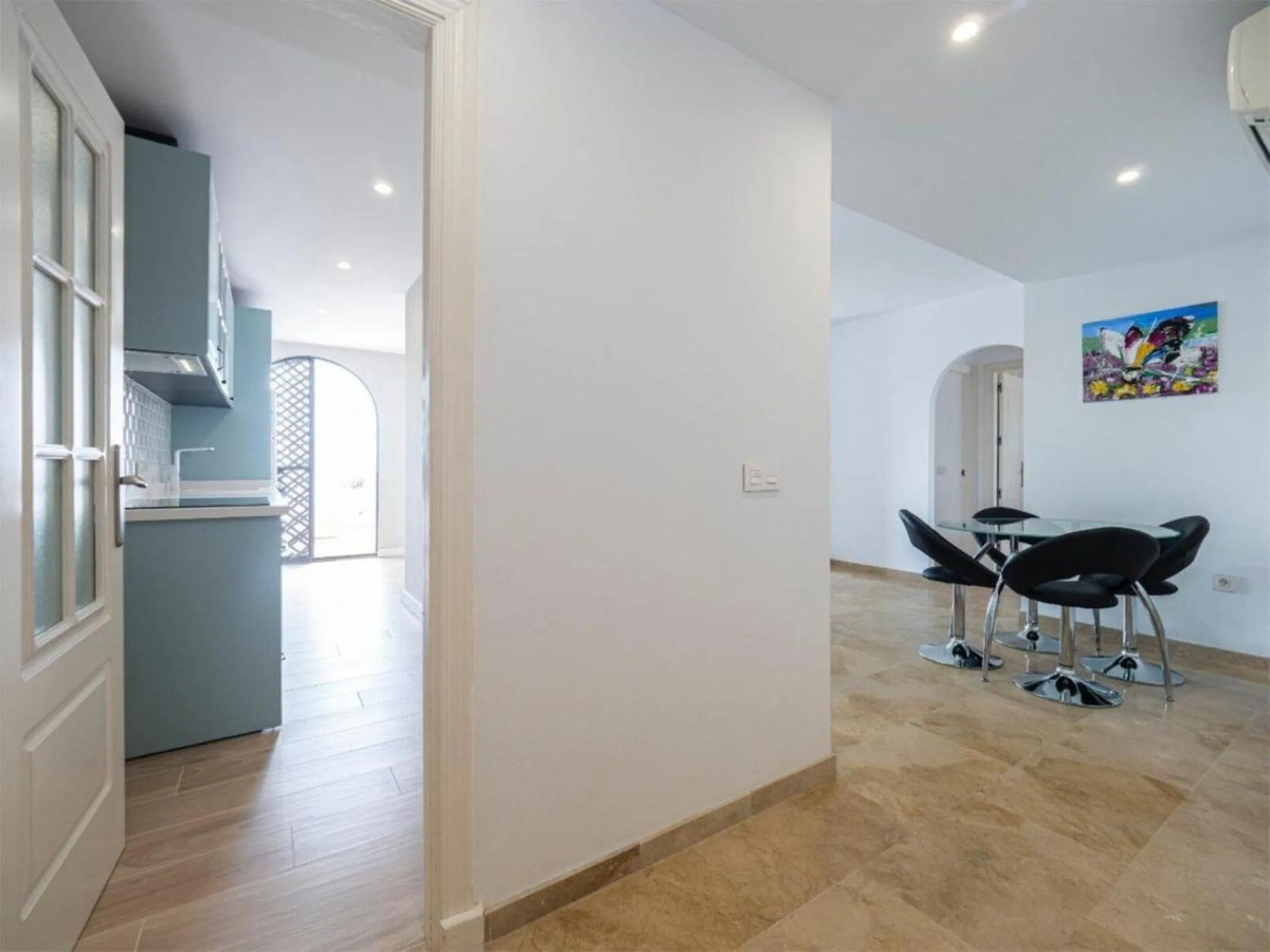 This attractive apartment is located in the prestigious Lomas de Marbella Club area, in a very quiet and well-connected residential setting, just a few minutes from the center of Marbella and all essential amenities.
