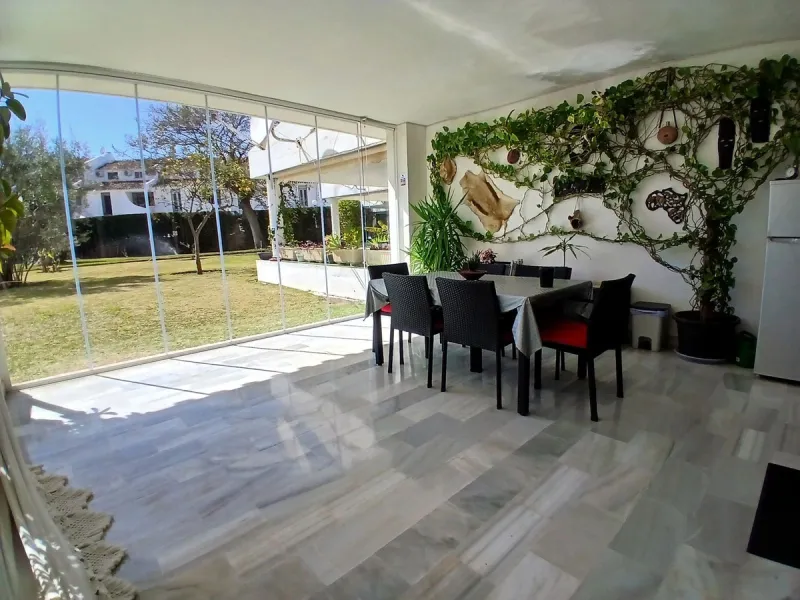 SPACIOUS BEACHSIDE APARTMENT WITH LARGE SOUTH-FACING TERRACE