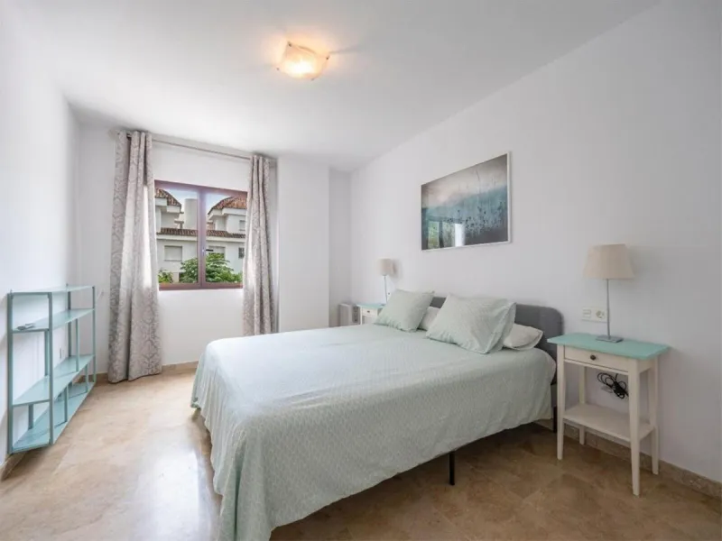 This attractive apartment is located in the prestigious Lomas de Marbella Club area, in a very quiet and well-connected residential setting, just a few minutes from the center of Marbella and all essential amenities.