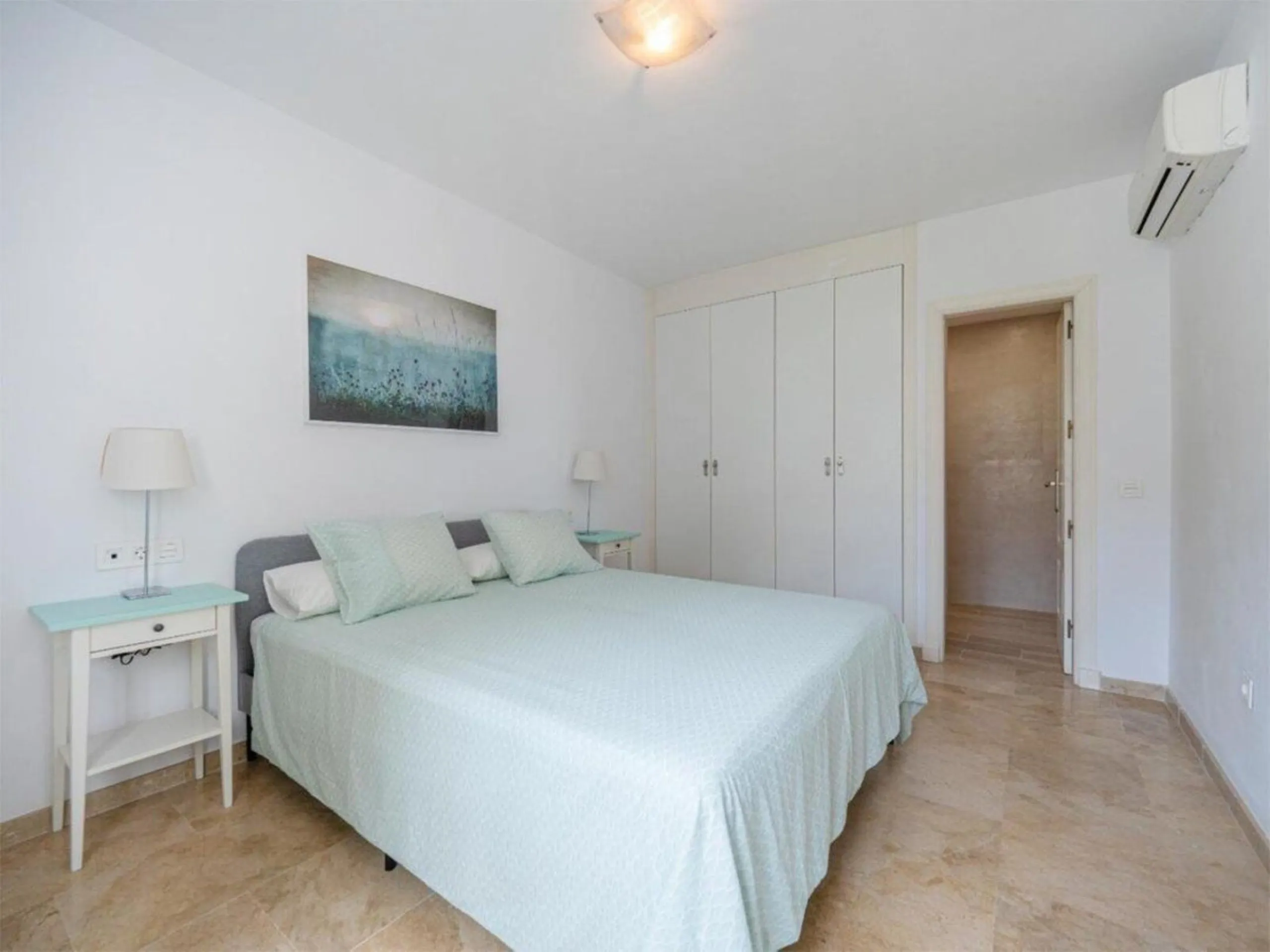 This attractive apartment is located in the prestigious Lomas de Marbella Club area, in a very quiet and well-connected residential setting, just a few minutes from the center of Marbella and all essential amenities.