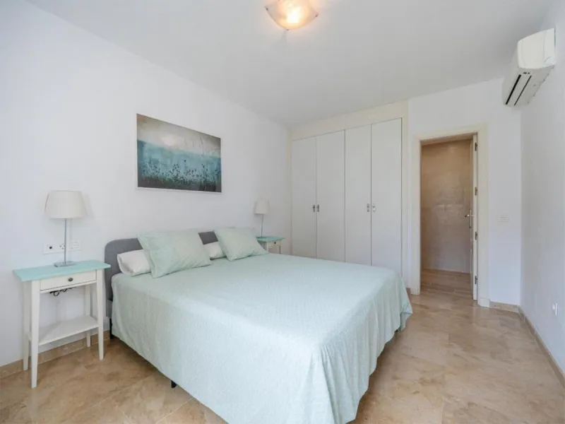 This attractive apartment is located in the prestigious Lomas de Marbella Club area, in a very quiet and well-connected residential setting, just a few minutes from the center of Marbella and all essential amenities.