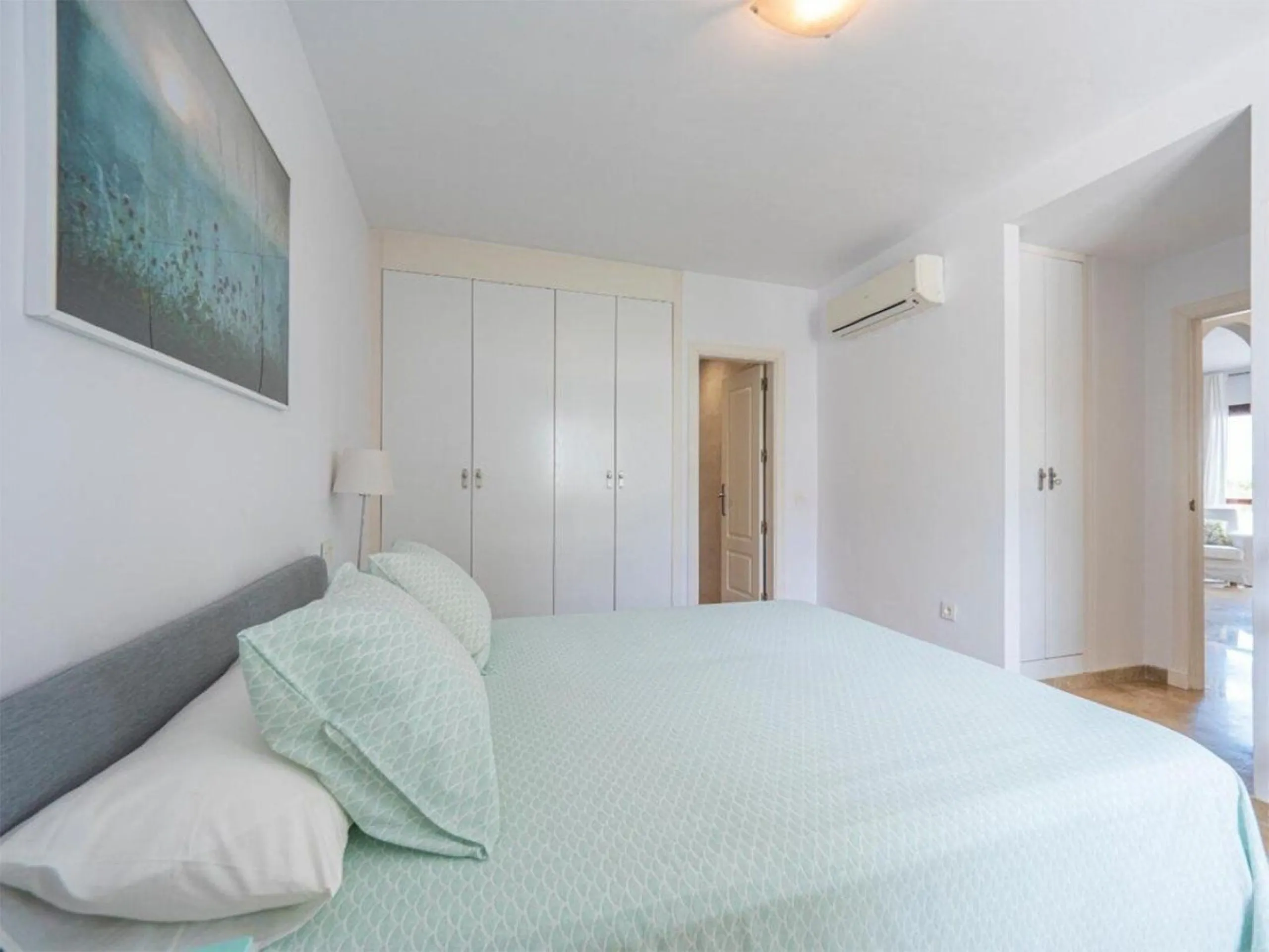 This attractive apartment is located in the prestigious Lomas de Marbella Club area, in a very quiet and well-connected residential setting, just a few minutes from the center of Marbella and all essential amenities.