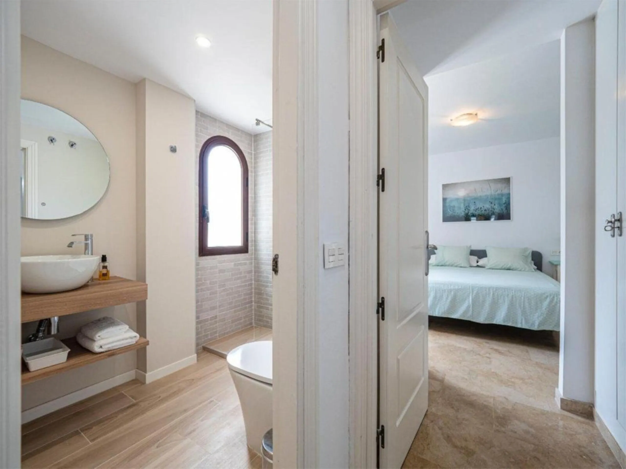 This attractive apartment is located in the prestigious Lomas de Marbella Club area, in a very quiet and well-connected residential setting, just a few minutes from the center of Marbella and all essential amenities.