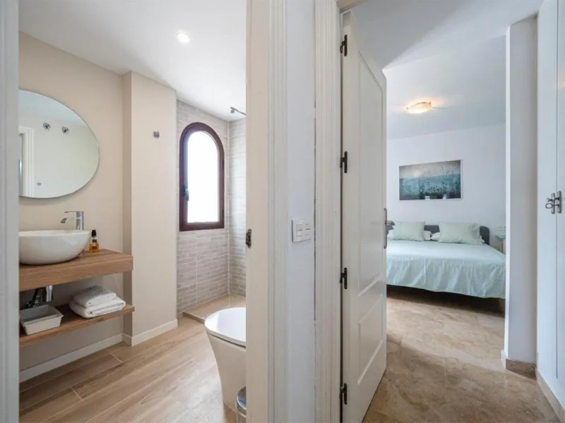 This attractive apartment is located in the prestigious Lomas de Marbella Club area, in a very quiet and well-connected residential setting, just a few minutes from the center of Marbella and all essential amenities.