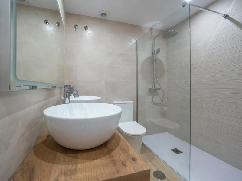This attractive apartment is located in the prestigious Lomas de Marbella Club area, in a very quiet and well-connected residential setting, just a few minutes from the center of Marbella and all essential amenities.