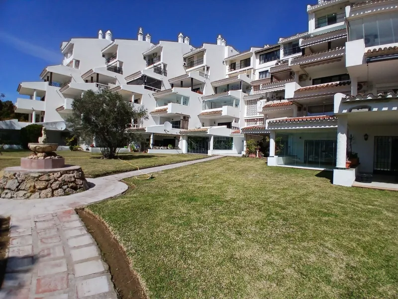 SPACIOUS BEACHSIDE APARTMENT WITH LARGE SOUTH-FACING TERRACE