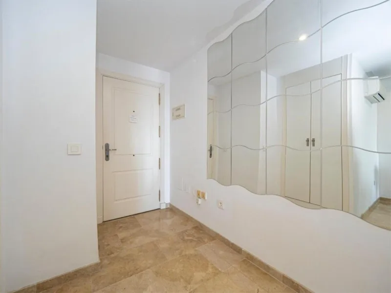 This attractive apartment is located in the prestigious Lomas de Marbella Club area, in a very quiet and well-connected residential setting, just a few minutes from the center of Marbella and all essential amenities.