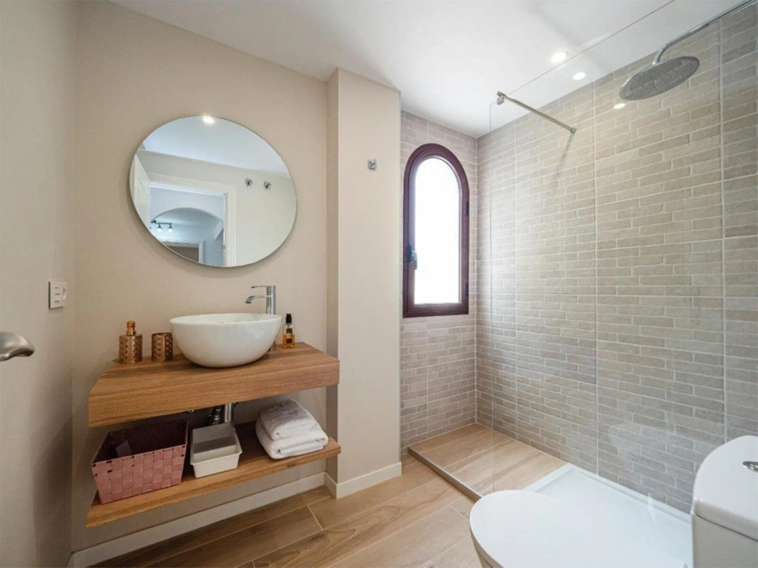 This attractive apartment is located in the prestigious Lomas de Marbella Club area, in a very quiet and well-connected residential setting, just a few minutes from the center of Marbella and all essential amenities.