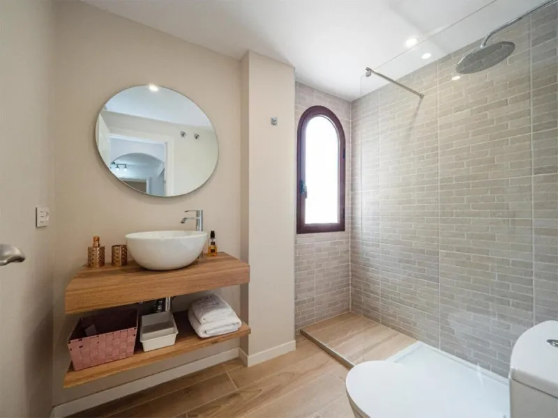 This attractive apartment is located in the prestigious Lomas de Marbella Club area, in a very quiet and well-connected residential setting, just a few minutes from the center of Marbella and all essential amenities.