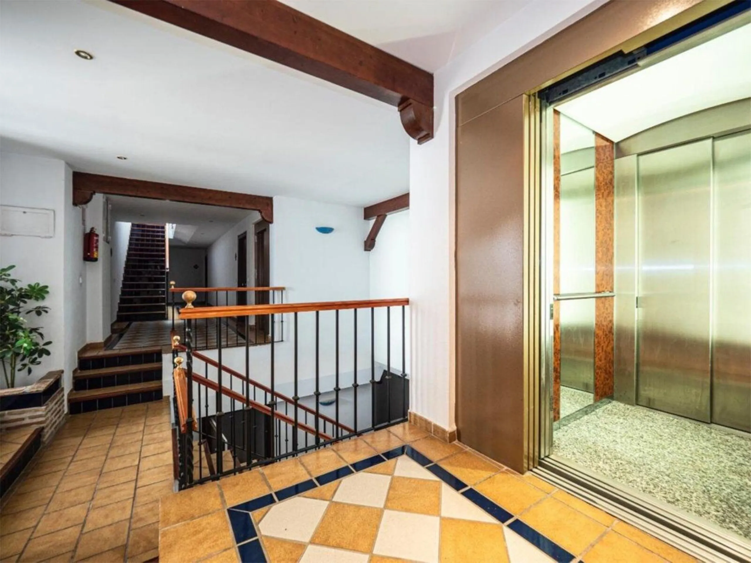 This attractive apartment is located in the prestigious Lomas de Marbella Club area, in a very quiet and well-connected residential setting, just a few minutes from the center of Marbella and all essential amenities.