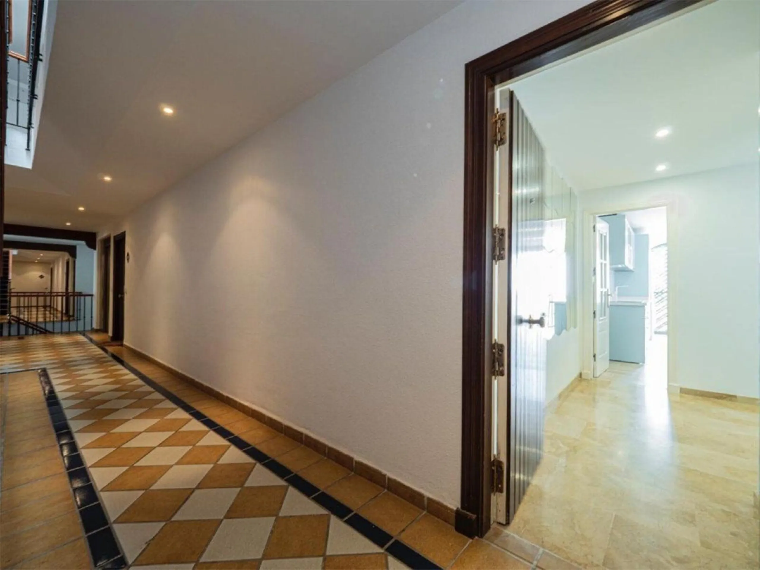 This attractive apartment is located in the prestigious Lomas de Marbella Club area, in a very quiet and well-connected residential setting, just a few minutes from the center of Marbella and all essential amenities.