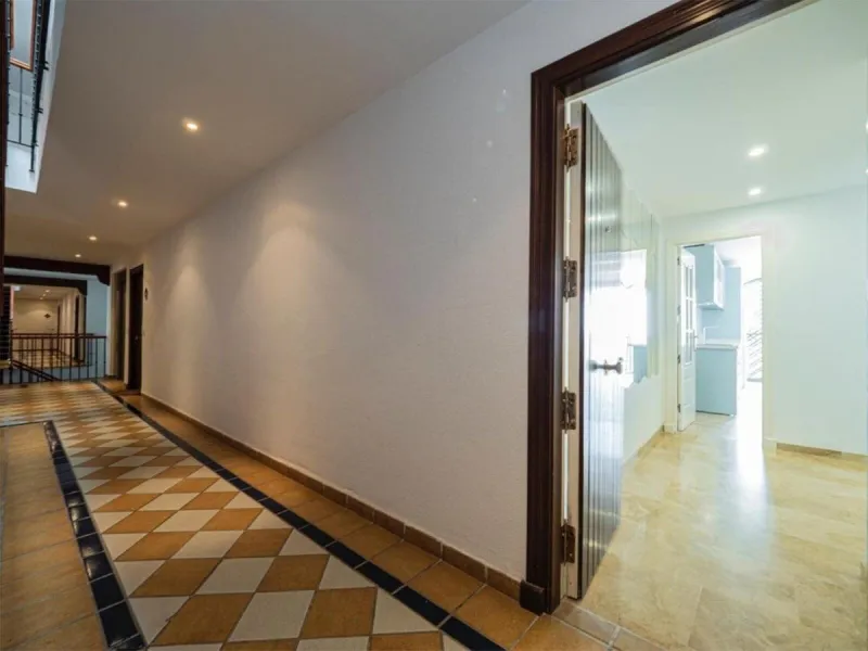 This attractive apartment is located in the prestigious Lomas de Marbella Club area, in a very quiet and well-connected residential setting, just a few minutes from the center of Marbella and all essential amenities.