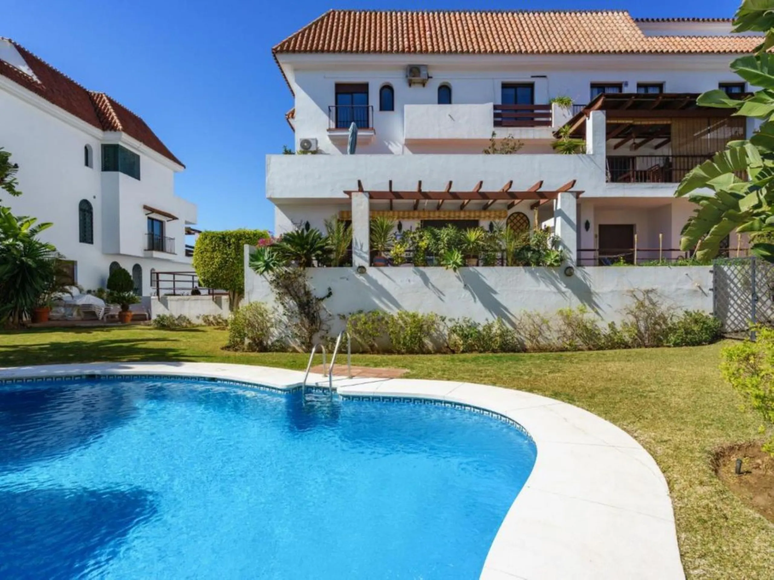 This attractive apartment is located in the prestigious Lomas de Marbella Club area, in a very quiet and well-connected residential setting, just a few minutes from the center of Marbella and all essential amenities.