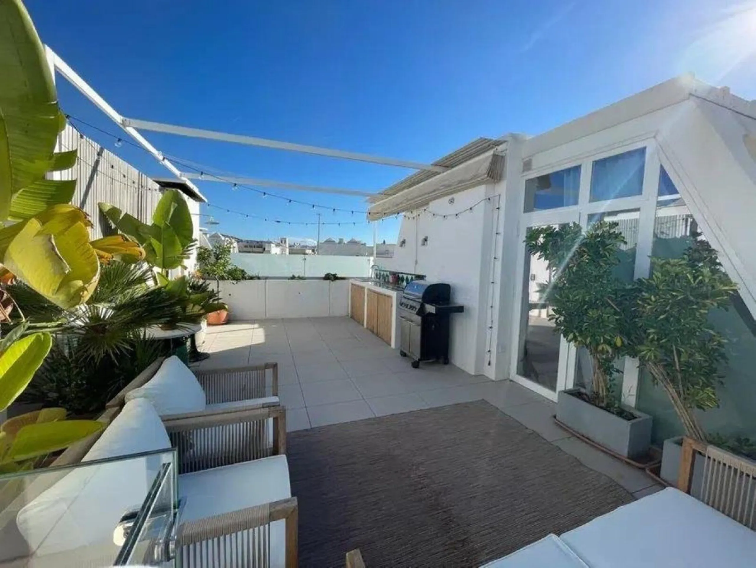 Renovated penthouse with sea views just steps from the beach in Marbella!