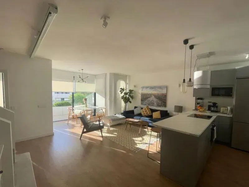 Renovated penthouse with sea views just steps from the beach in Marbella!