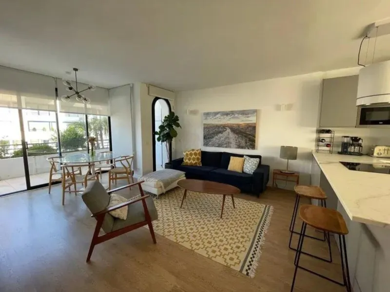 Renovated penthouse with sea views just steps from the beach in Marbella!