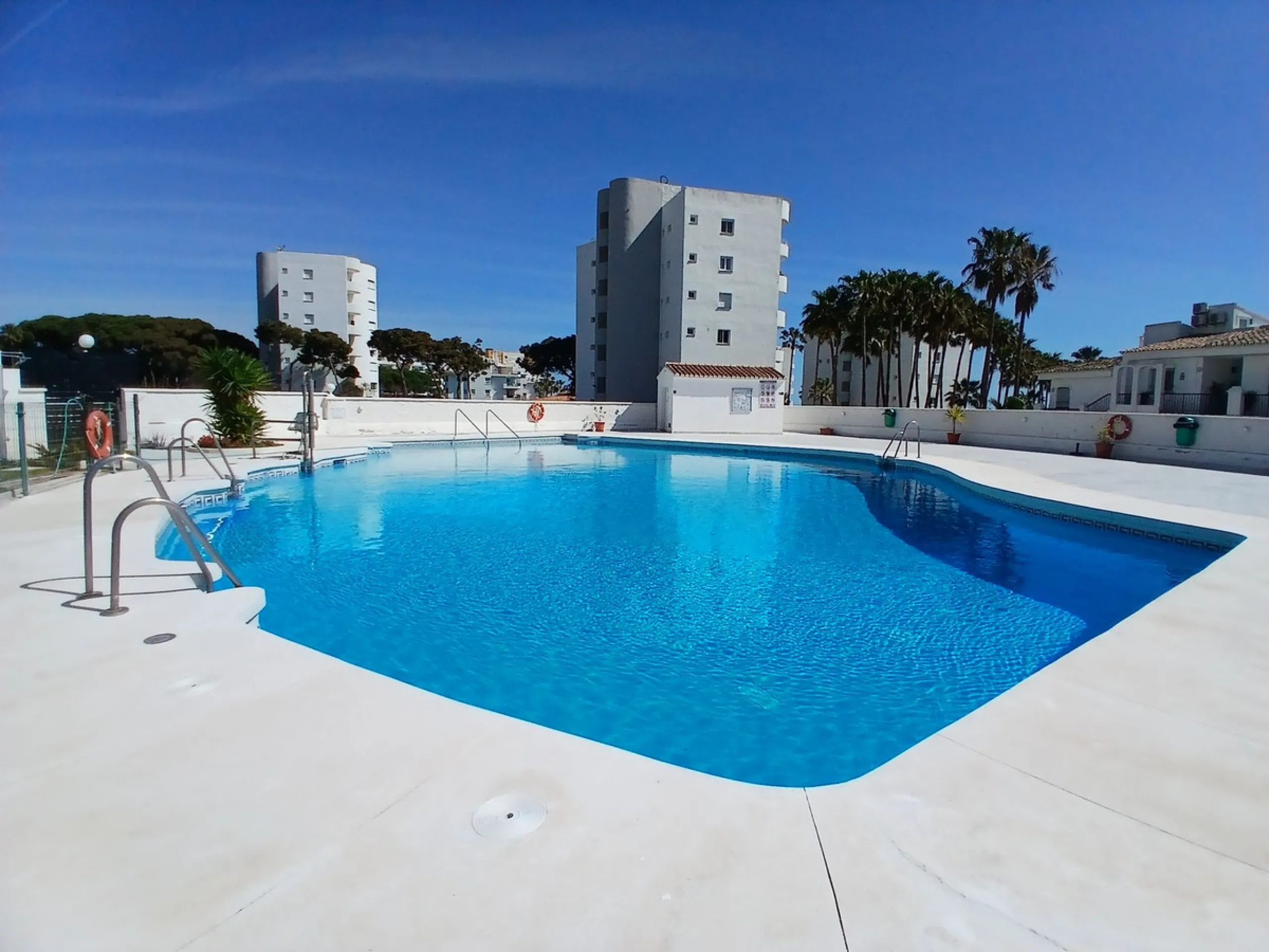 SPACIOUS BEACHSIDE APARTMENT WITH LARGE SOUTH-FACING TERRACE