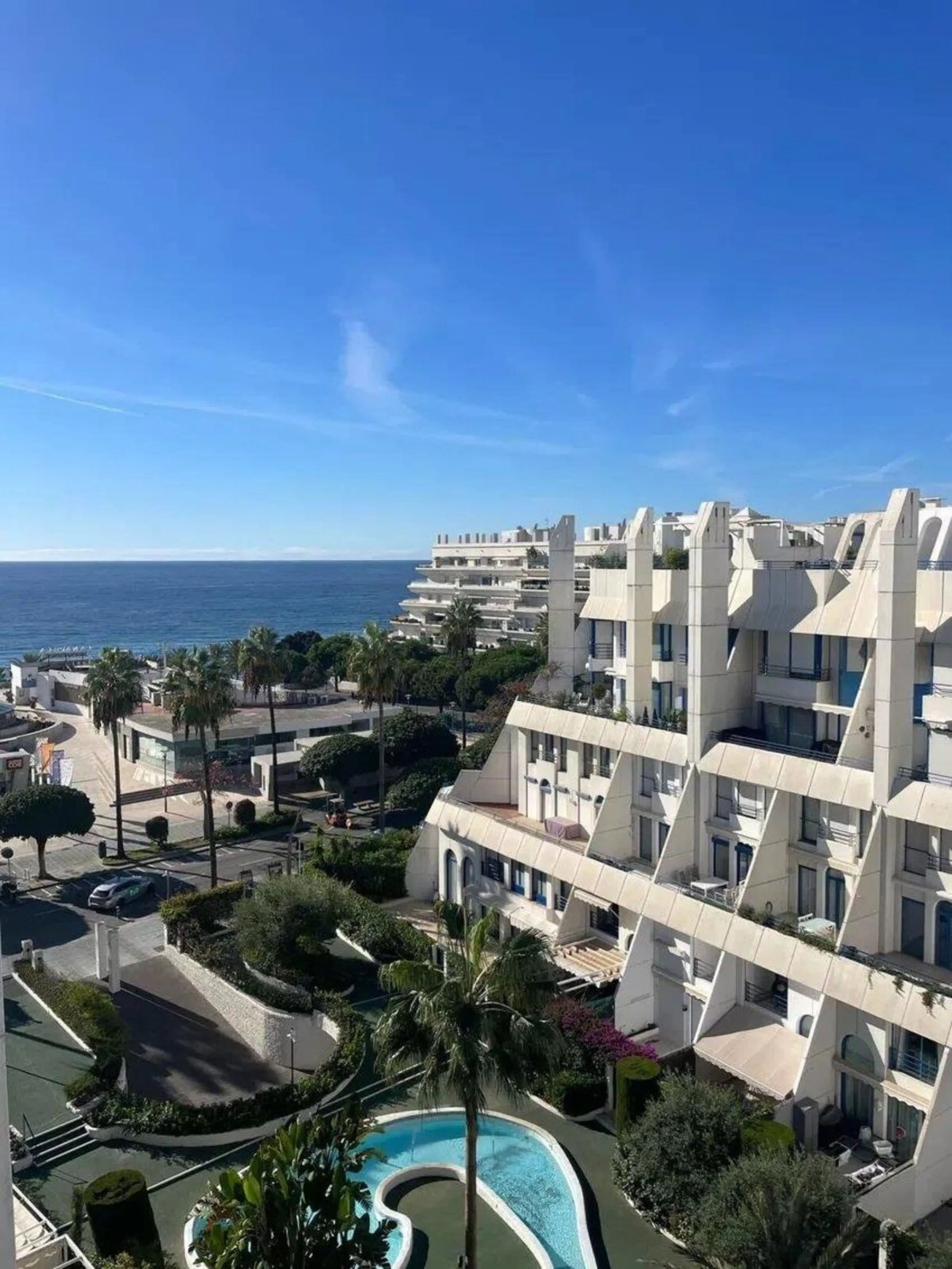 Renovated penthouse with sea views just steps from the beach in Marbella!
