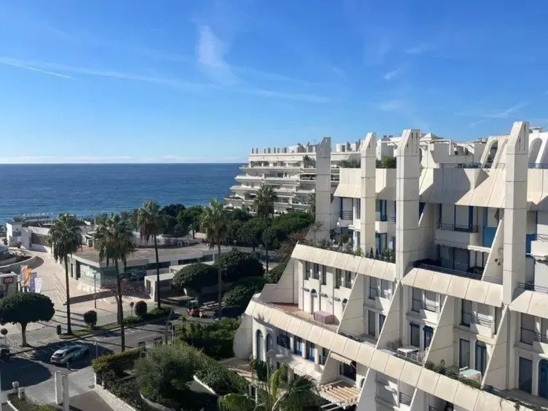 Renovated penthouse with sea views just steps from the beach in Marbella!