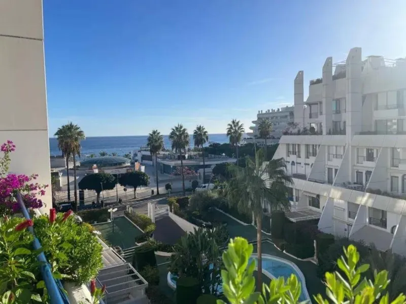 Renovated penthouse with sea views just steps from the beach in Marbella!