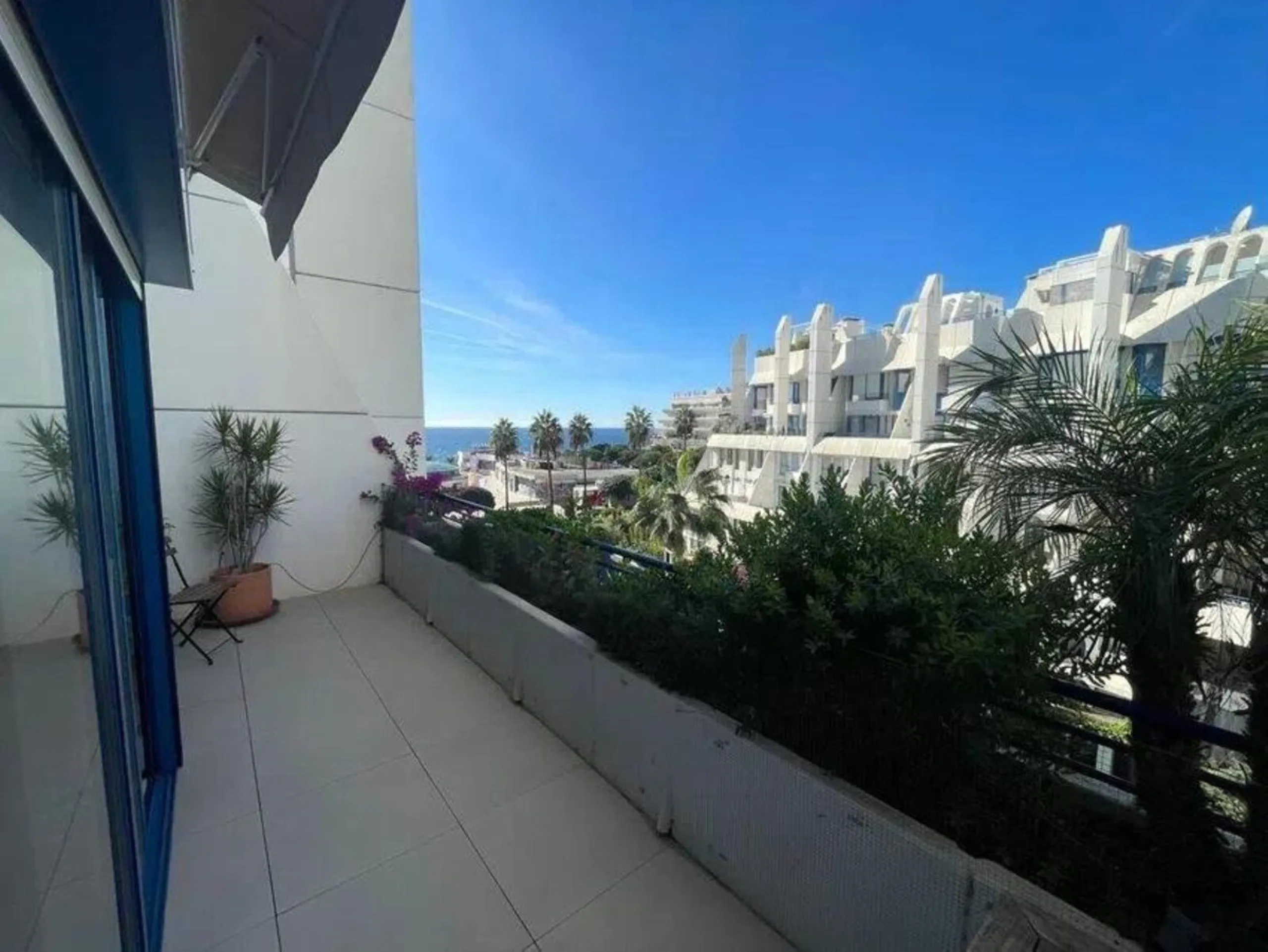 Renovated penthouse with sea views just steps from the beach in Marbella!