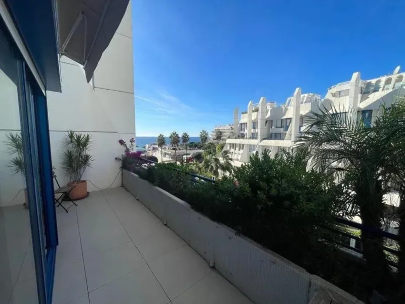 Renovated penthouse with sea views just steps from the beach in Marbella!