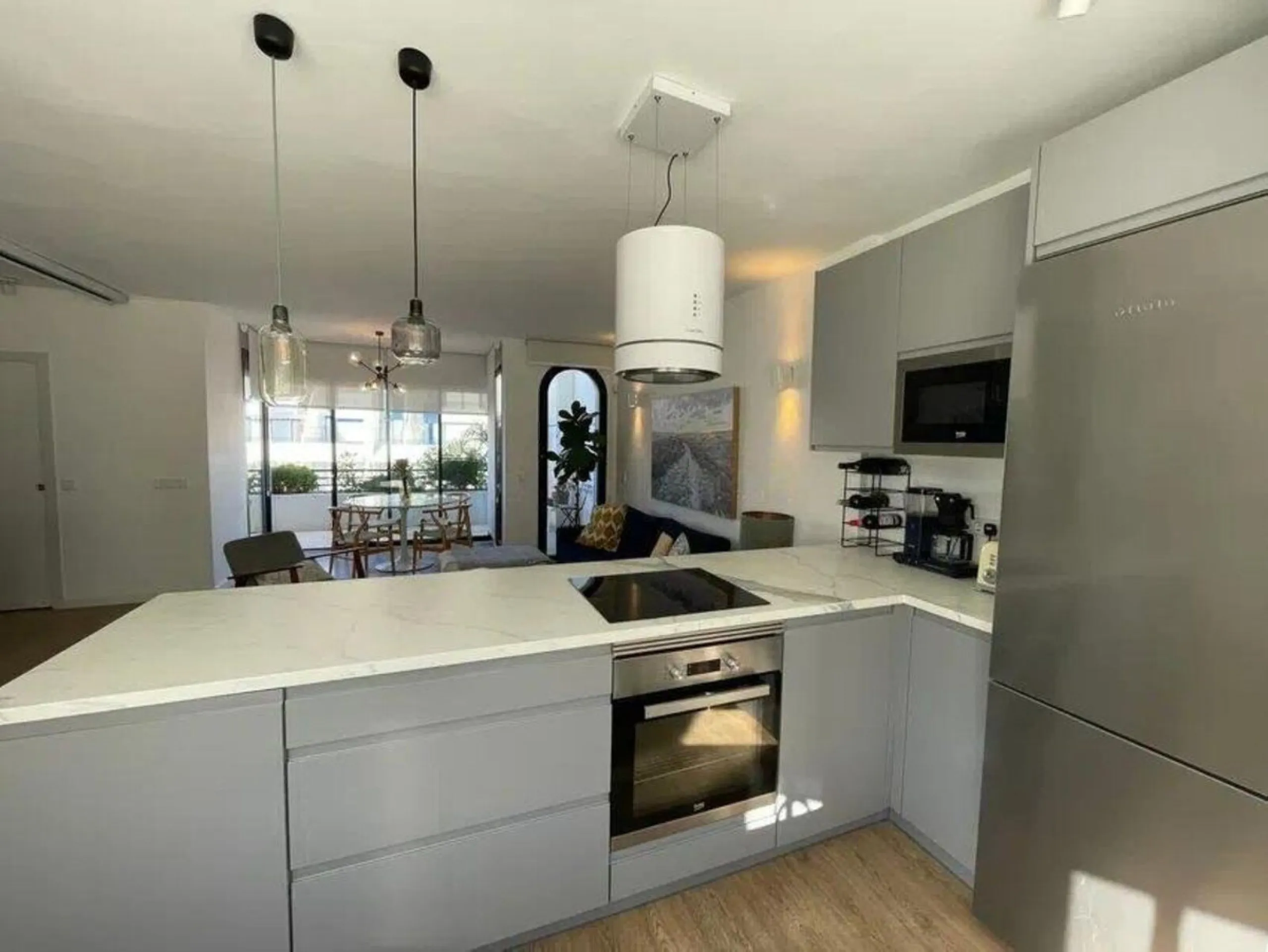 Renovated penthouse with sea views just steps from the beach in Marbella!