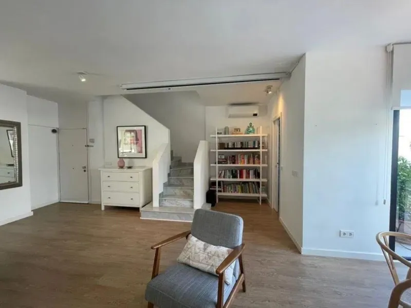 Renovated penthouse with sea views just steps from the beach in Marbella!
