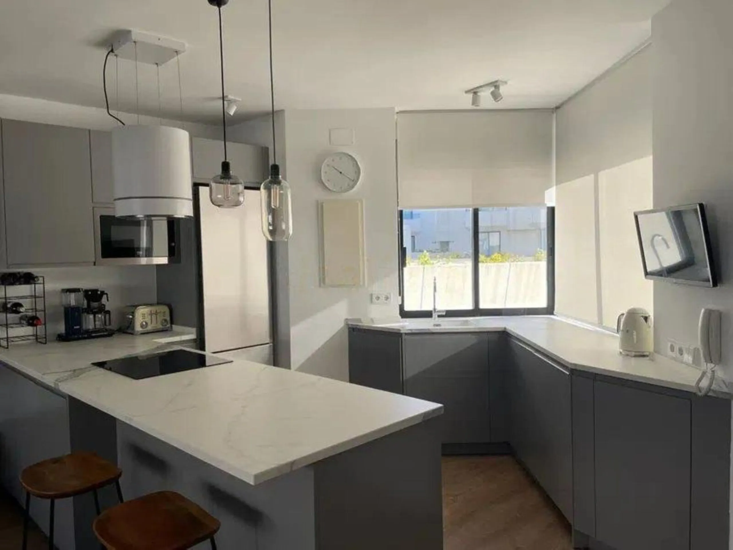 Renovated penthouse with sea views just steps from the beach in Marbella!