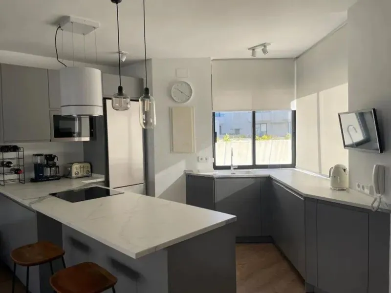 Renovated penthouse with sea views just steps from the beach in Marbella!