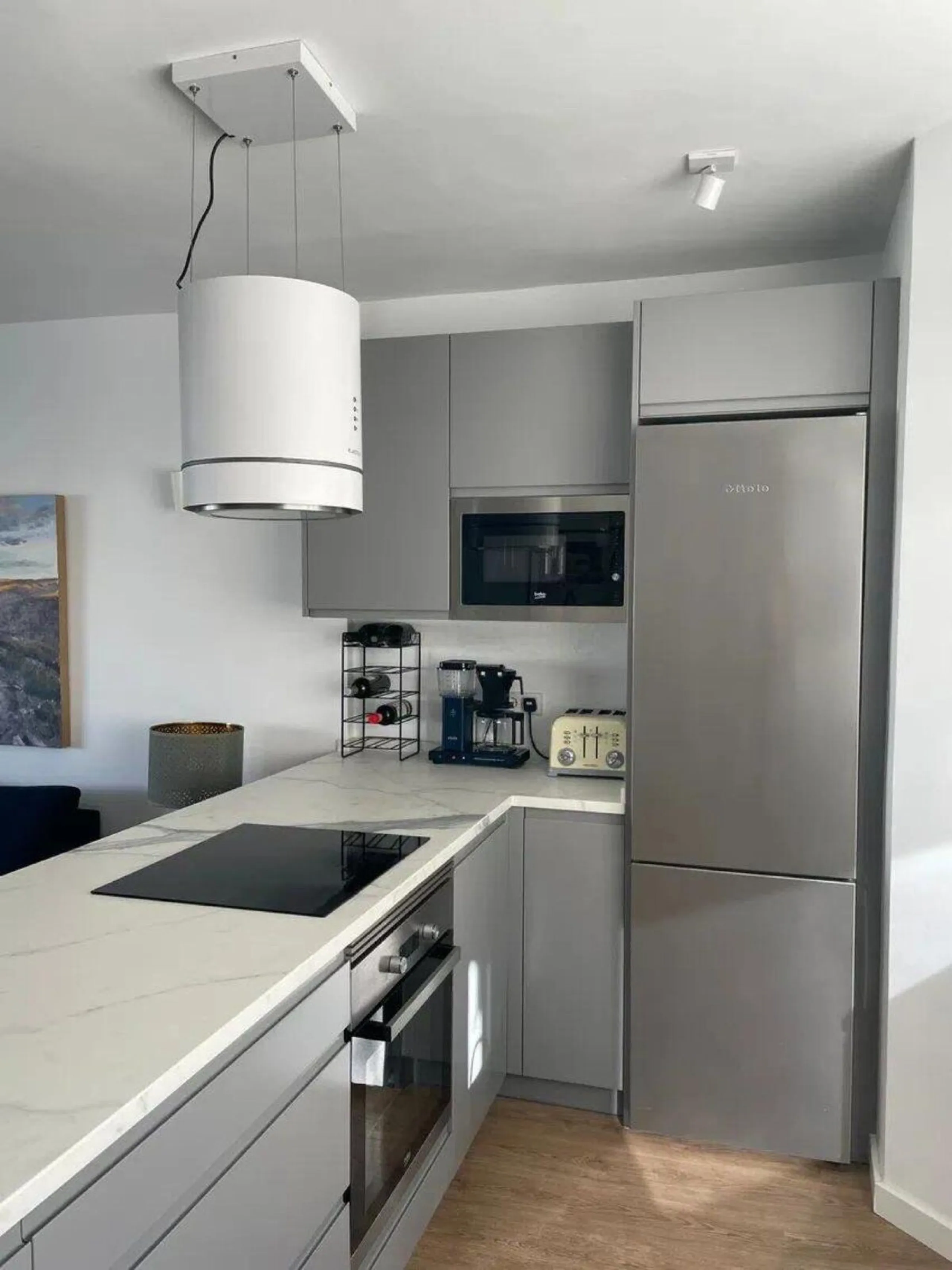 Renovated penthouse with sea views just steps from the beach in Marbella!