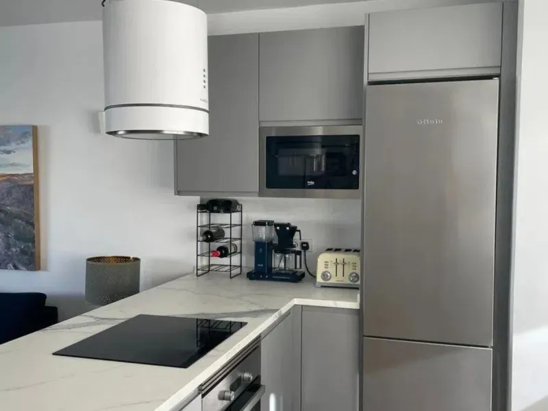 Renovated penthouse with sea views just steps from the beach in Marbella!