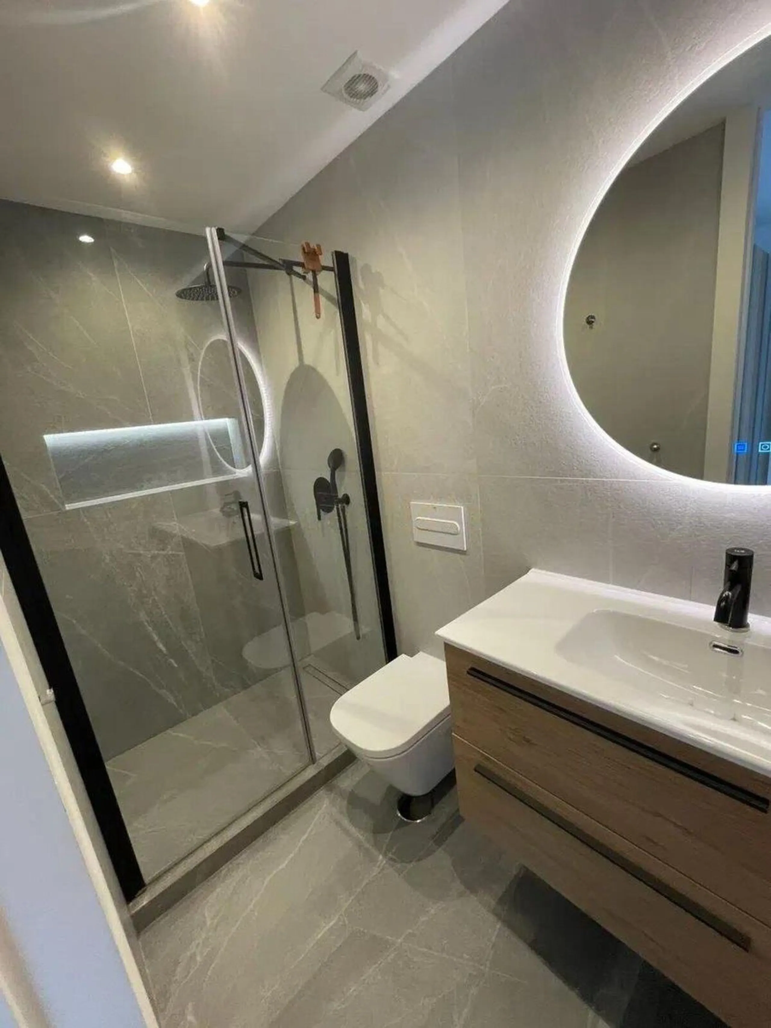 Renovated penthouse with sea views just steps from the beach in Marbella!