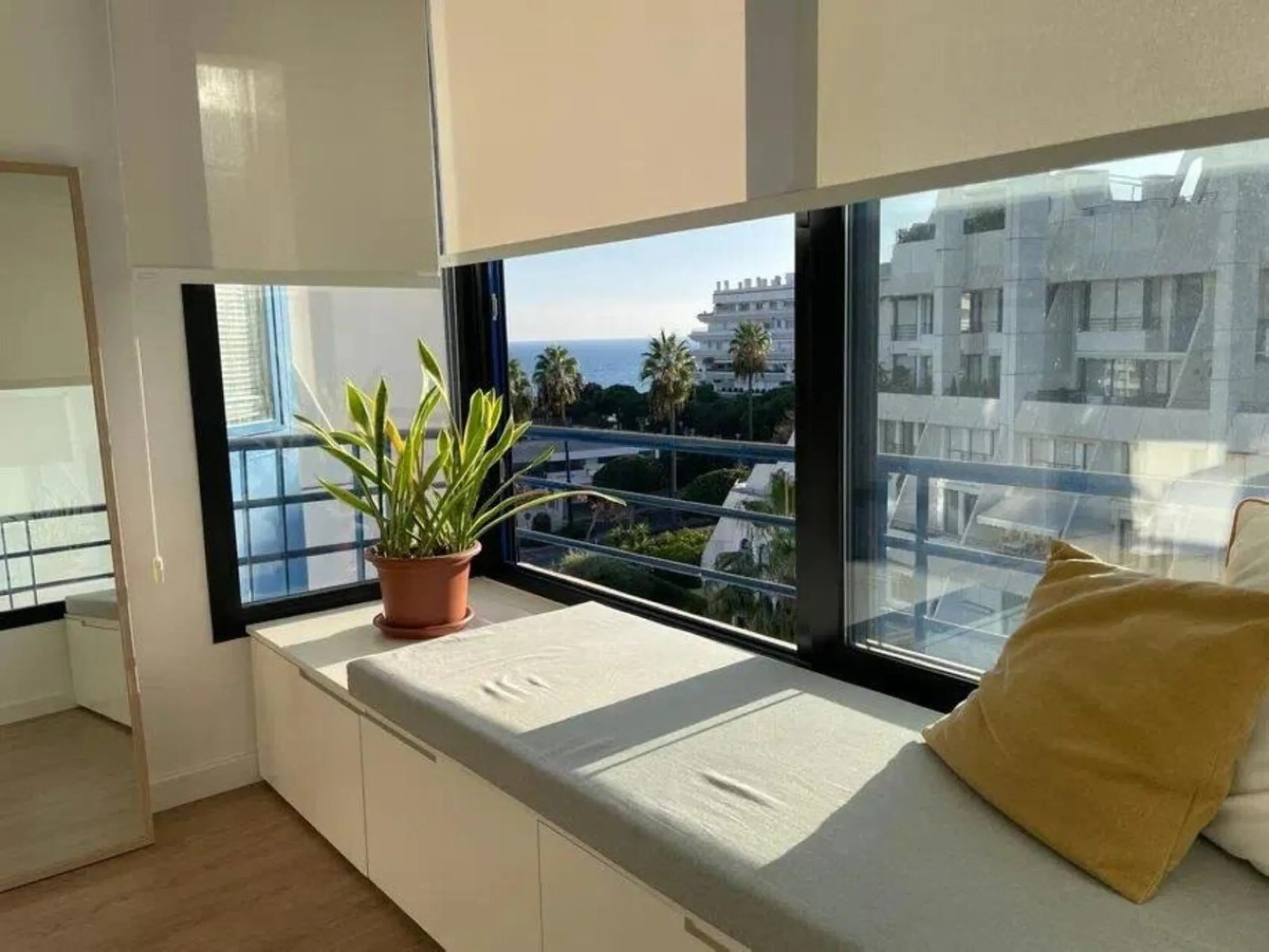 Renovated penthouse with sea views just steps from the beach in Marbella!