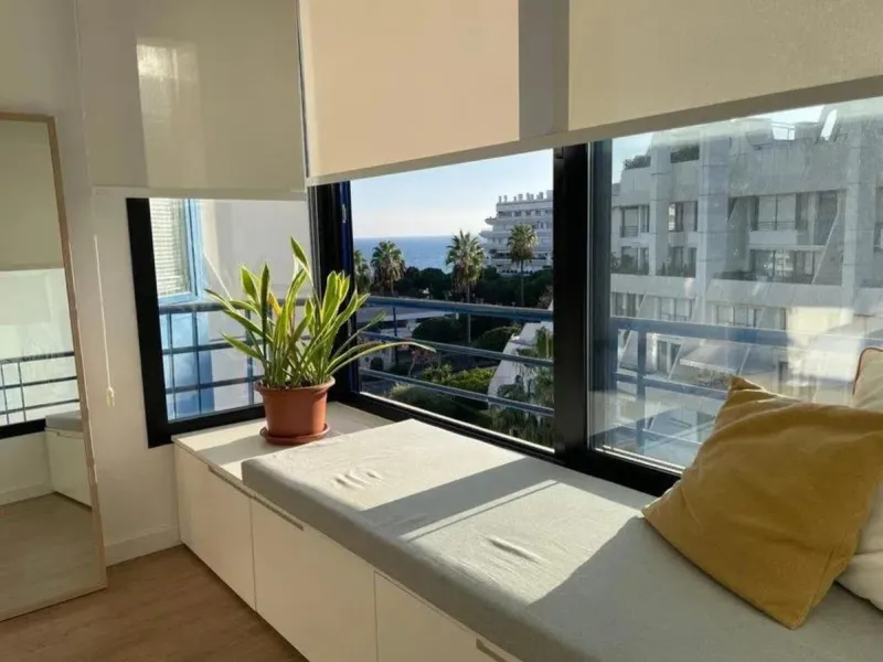 Renovated penthouse with sea views just steps from the beach in Marbella!