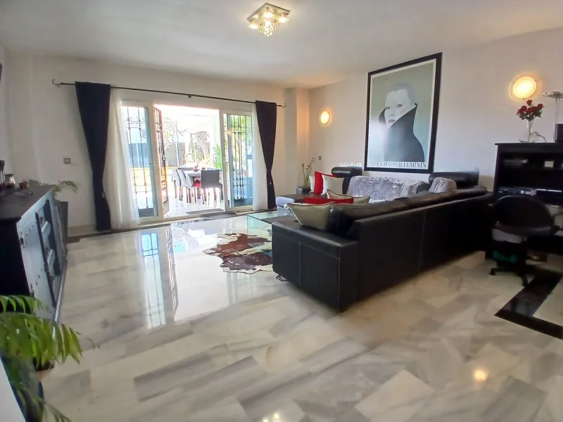 SPACIOUS BEACHSIDE APARTMENT WITH LARGE SOUTH-FACING TERRACE