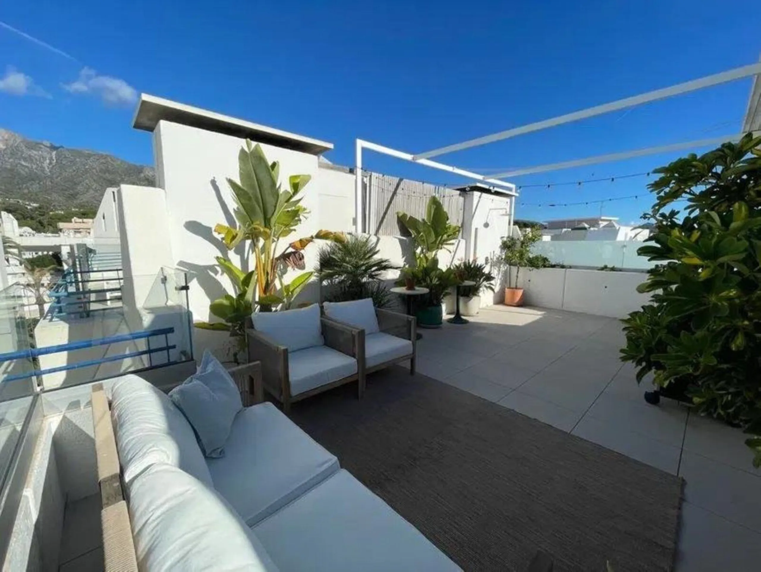 Renovated penthouse with sea views just steps from the beach in Marbella!