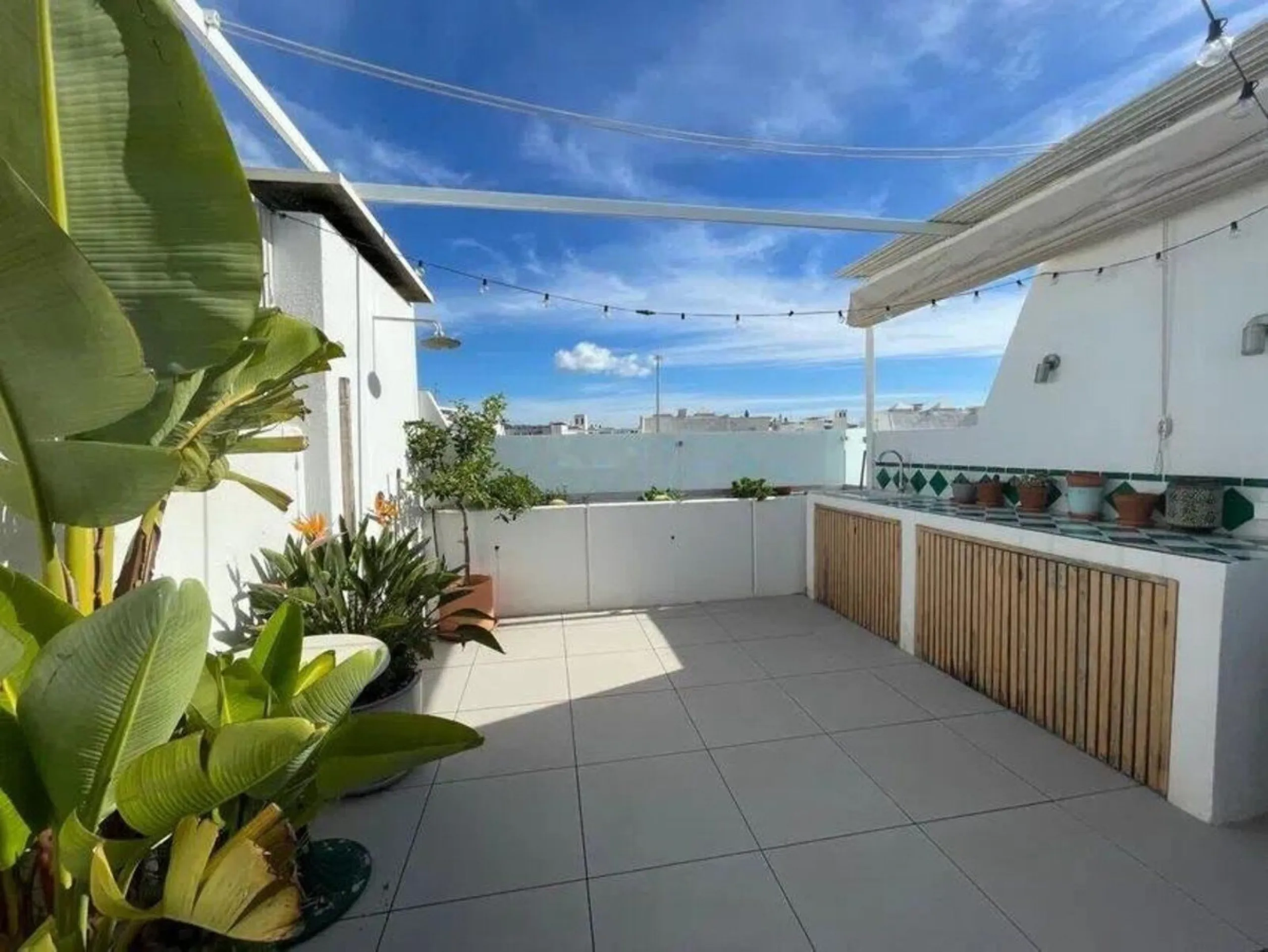 Renovated penthouse with sea views just steps from the beach in Marbella!