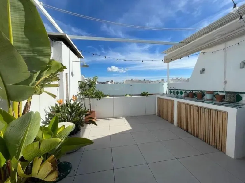 Renovated penthouse with sea views just steps from the beach in Marbella!